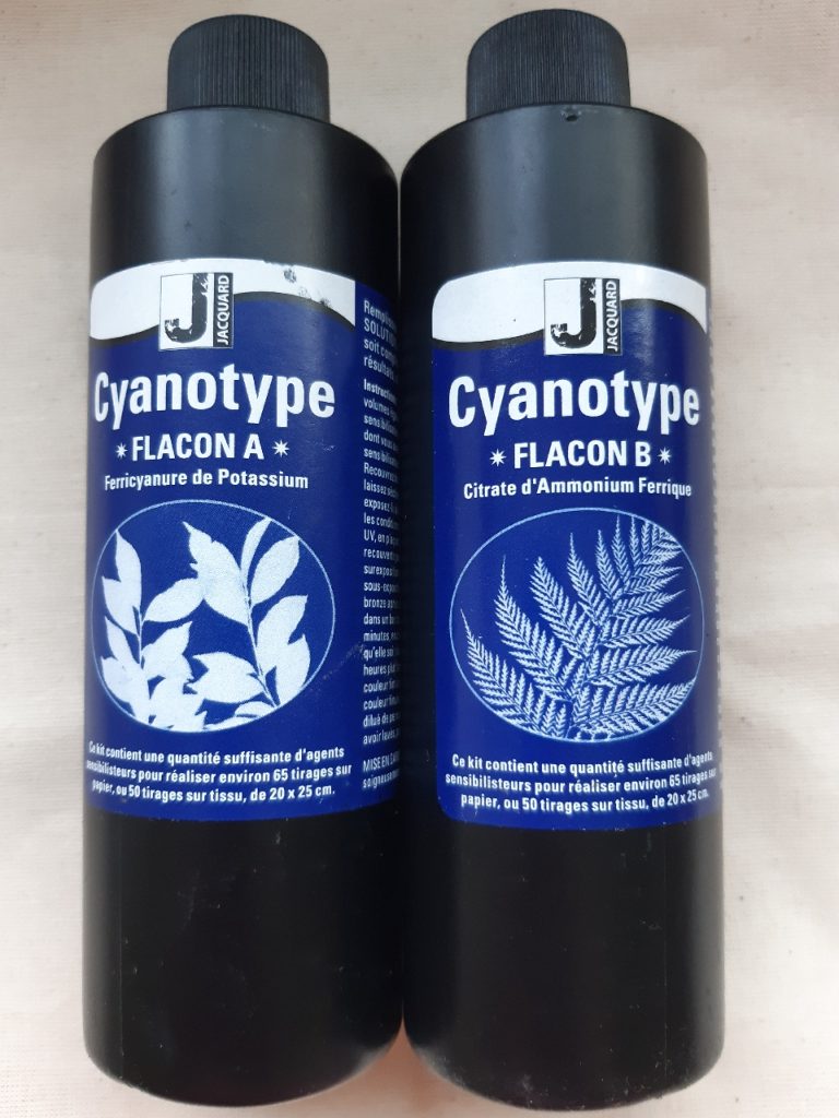 Deux flacons de produits pour réaliser les cyanotypes : Ferricyanure de Potassium et Citrate d'amonium ferrique.